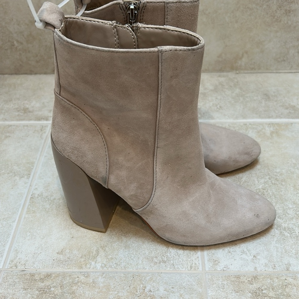 VINCE CAMUTO NWOB Enverna Elegant Beige Suede Ankle Boots, size 7 - Picture 3 of 11